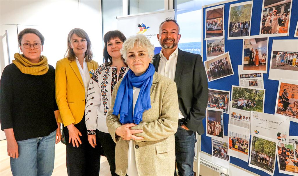 Olha Petrukovych von der Deutsch-Ukrainischen Gesellschaft, Liane Bley, Alla Denysenko von der Deutsch-Ukrainischen Gesellschaft, Referentin Professor Dr. Tanja Penter und Moderator Marek Klimanski (v. li.) bei der Vortragsveranstaltung. Foto: Warzecha