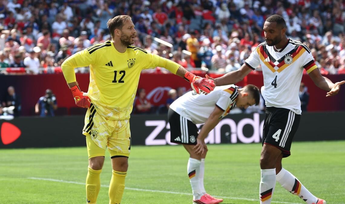 Oliver Baumann und Jonathan Tah klatschen sich im Spiel gegen die USA ab.