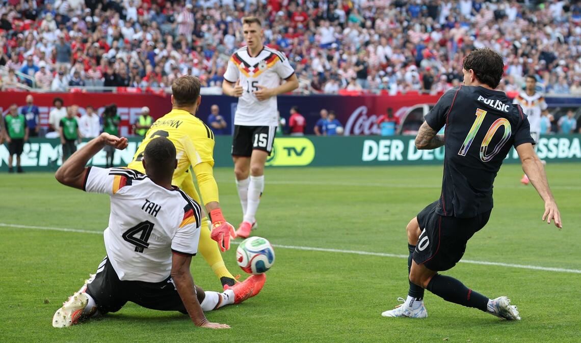 Oliver Baumann wehrt einen Schuss von Christian Pulisic (r) ab. Links Jonathan Tah.