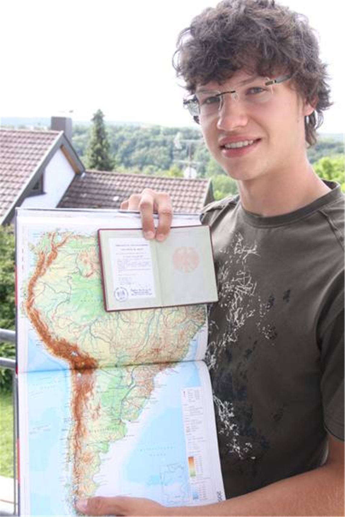 Oliver Blum wird für das weltwärts-Programm ein Jahr als Freiwilliger in einem Altenheim und einem Kindergarten in Peru arbeiten. Das nötige Visum klebt schon in seinem Reisepass.  
Foto: Goertz