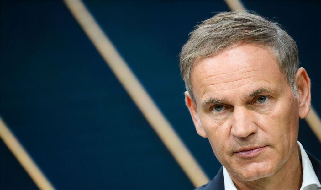 Oliver Blumes Rolle als Doppelchef von Porsche und VW-Konzern wird von Anlegern kritisiert.