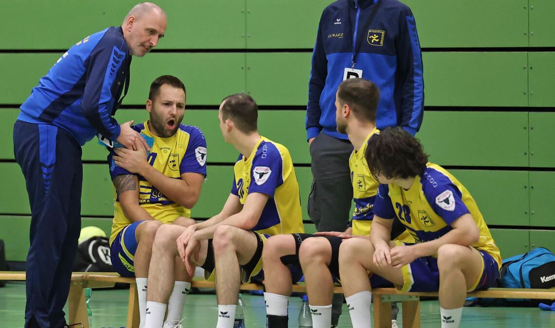 Oliver Fuchs renkt die Schulter von Spielertrainer Kim Kallfass wieder ein.