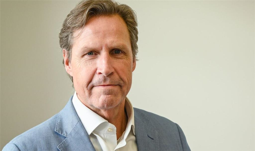 Oliver Hans, Vorstandsvorsitzender der Caritas Stiftung Stuttgart, in seinem Büro in Stuttgart (Archivfoto).