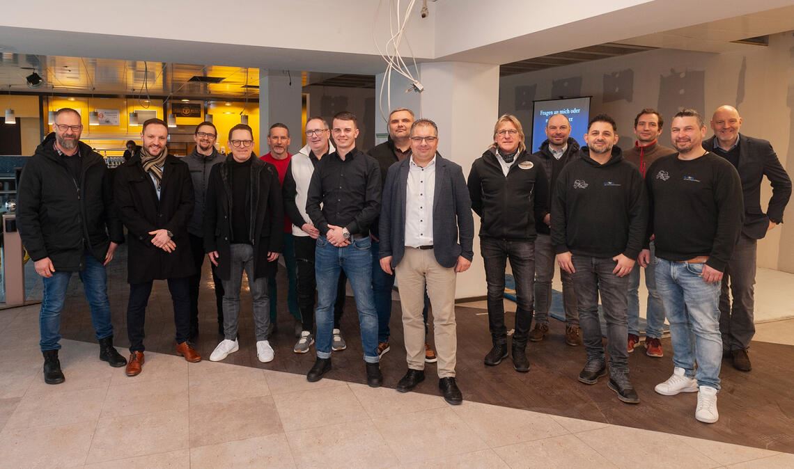 Oliver Höhner (Mitte, weißes Hemd) will an der Bahnhofstraße 19 ein Café mit „Ladenecke“ eröffnen. Im Beisein seiner Partner präsentiert er sein Konzept. Foto: Fotomoment