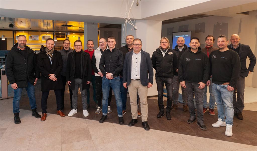 Oliver Höhner (Mitte, weißes Hemd) will an der Bahnhofstraße 19 ein Café mit „Ladenecke“ eröffnen. Im Beisein seiner Partner präsentiert er sein Konzept. Foto: Fotomoment