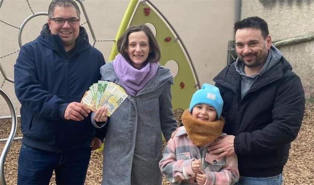 Oliver Höhner (li.), Vorsitzender des Fördervereins der Grundschule, übergibt den Spendenbetrag an Giulias Eltern. Foto: privat