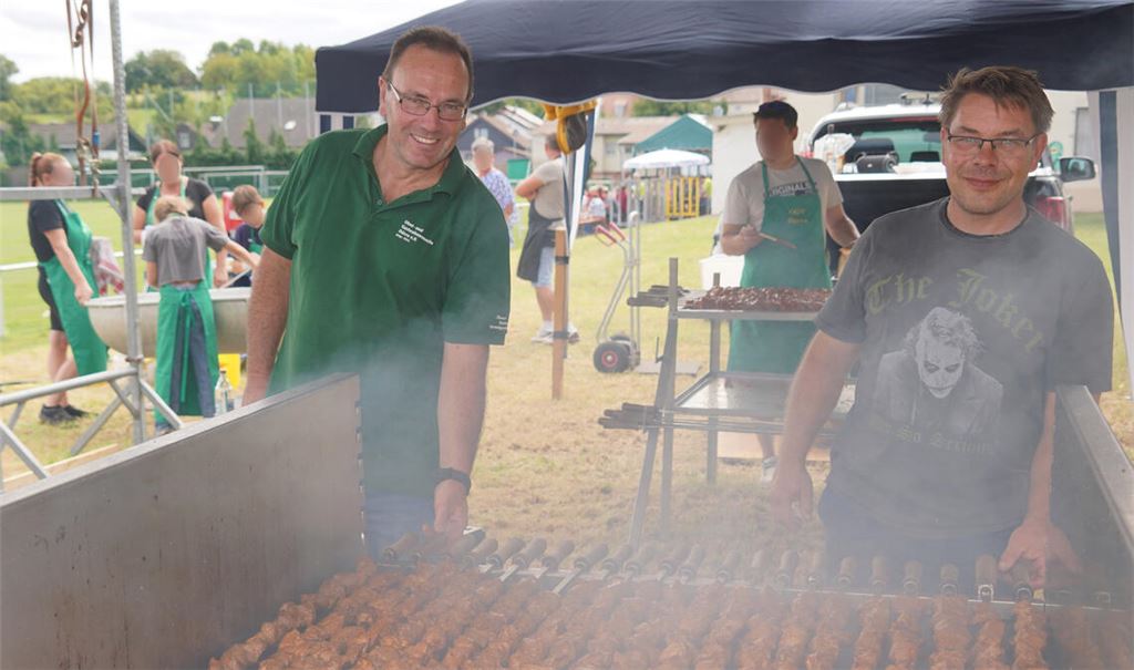 Oliver Rösch (re.) kümmert sich mit Kollegen um den Spießbraten. Ein Engagement, für das Vorstandsmitglied Uwe Penzinger äußerst dankbar ist. Foto: Roller