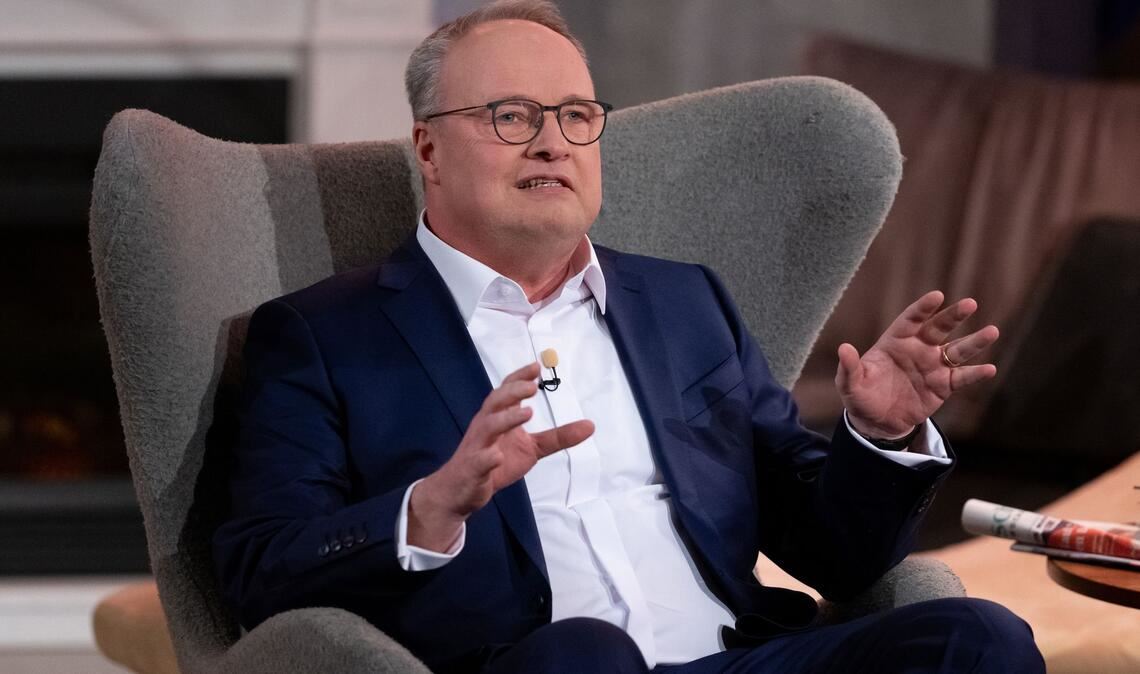 Oliver Welke hat für einen Witz über die Fans von Howard Carpendale Kritik bekommen, auch vom Schlagersänger selbst. (Archivbild)