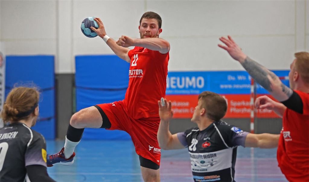 Oliver Zeller (am Ball) ist zurück – schon in der Endphase der vergangenen Saison half er TSV aus, am Sonntag ist Zeller gleich der spielentscheidende Akteur.