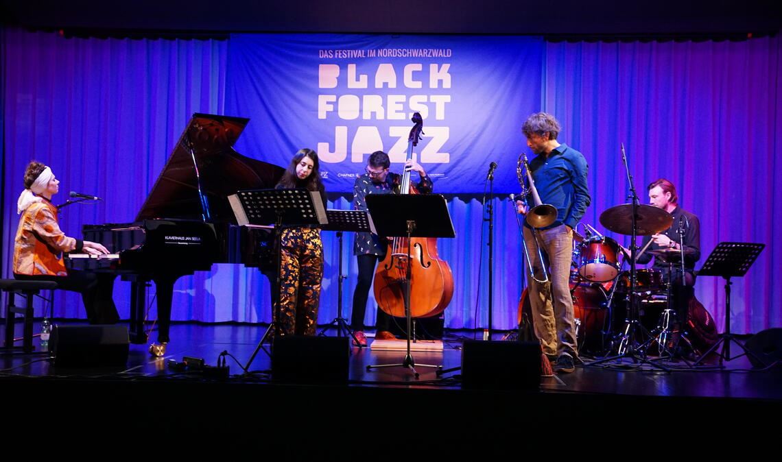 Olivia Trummer (links) und ihr Quintett begeistern in Maulbronn. Foto: Bastian
