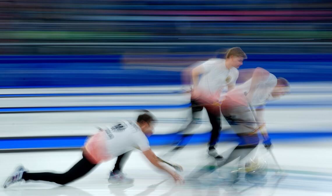 Olympia, Olympische Winterspiele Mailand Cortina 2026, Curling, Männer, Vorrunde, Tschechien - Deutschland, Spieltag 9, das deutsche Team spielt einen Stein (l-r) Marc Muskatewitz, Johannes Scheuerl und Felix Messenzehl.