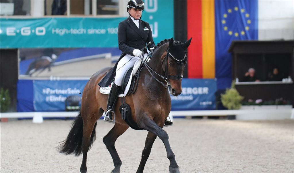 Olympiasiegerin Dorothee Schneider reitet bei den Dressurtagen in Pforzheim mit. Foto: Rubner