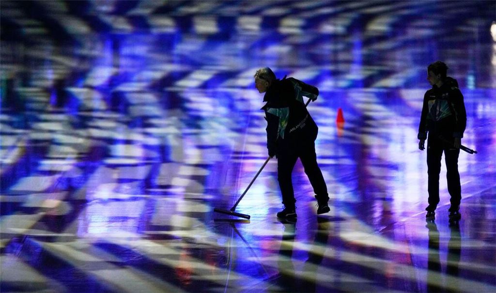 Olympische Winterspiele 2026 - die Eisfläche wird für den Massenstart der Eisschnelllaufrennen vorbereitet.