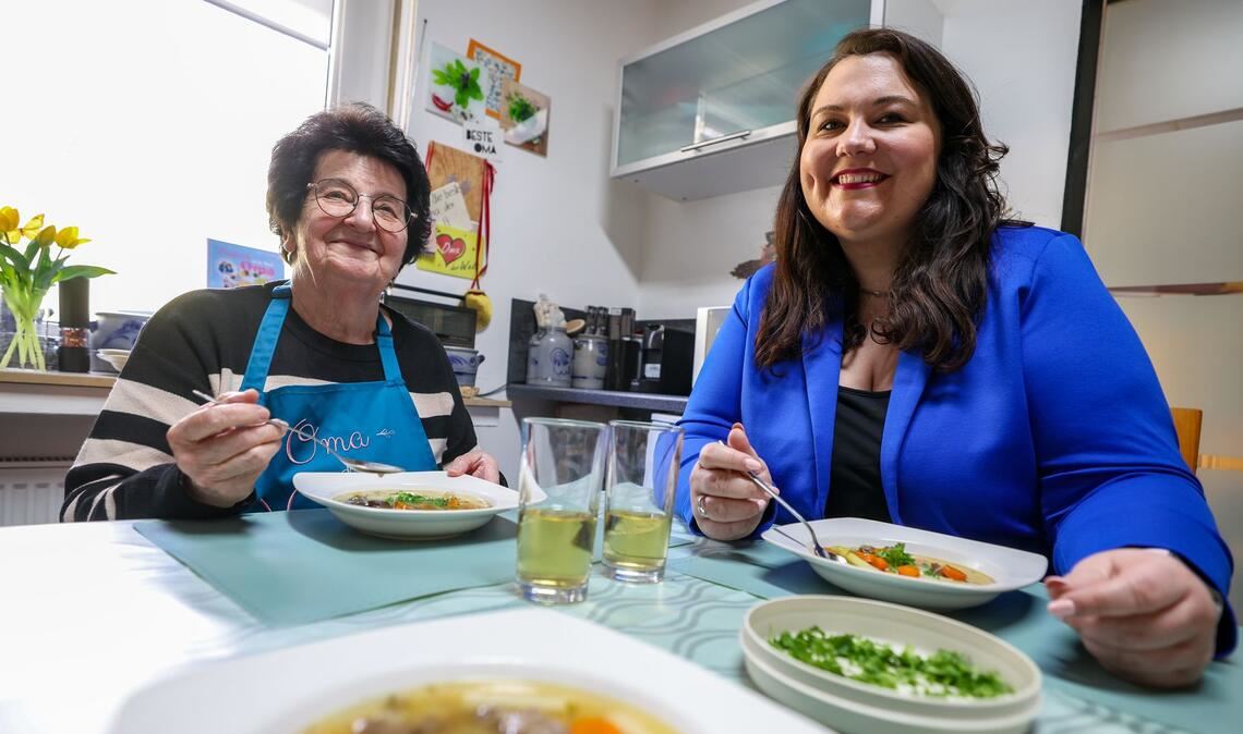 Oma Annemarie und ihre Enkelin Vanessa genießen die gemeinsame Zeit, die sie durch das Video-Projekt miteinander verbringen.