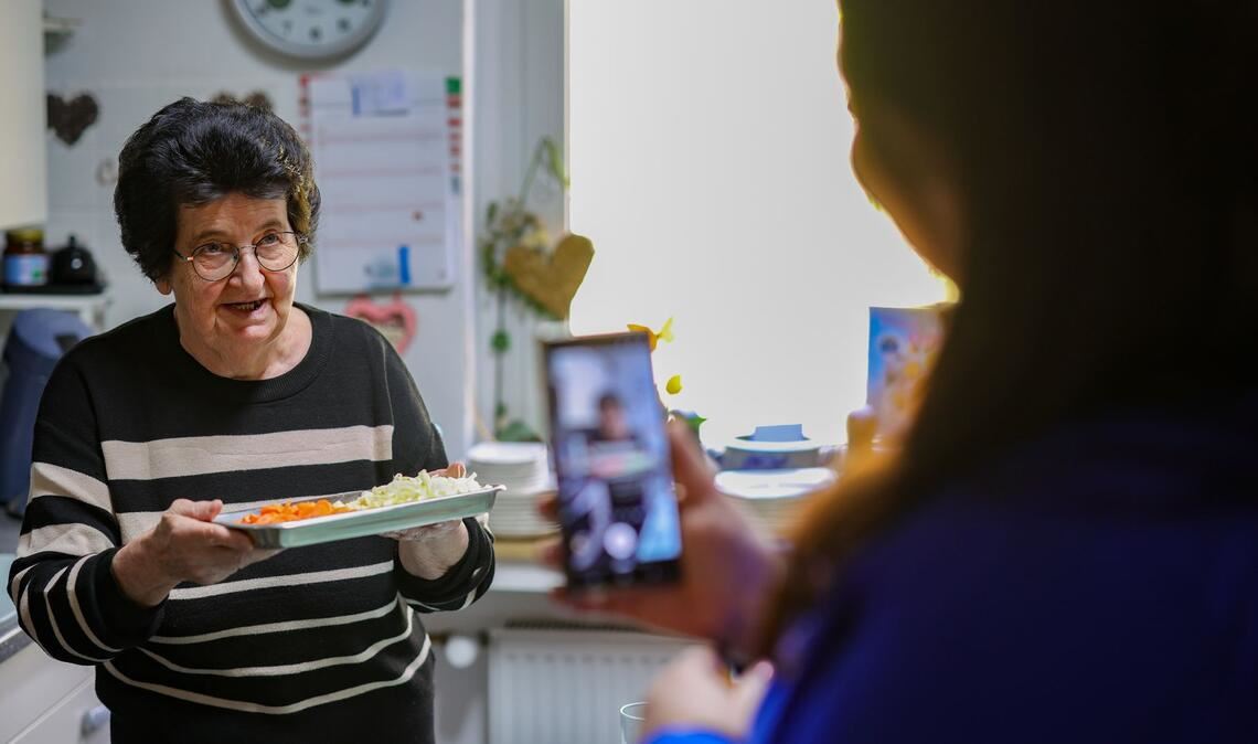 Oma kocht, Vanessa filmt - wie lange die zwei noch Videos machen, hängt ganz davon ab, wie lange Annemarie noch möchte.
