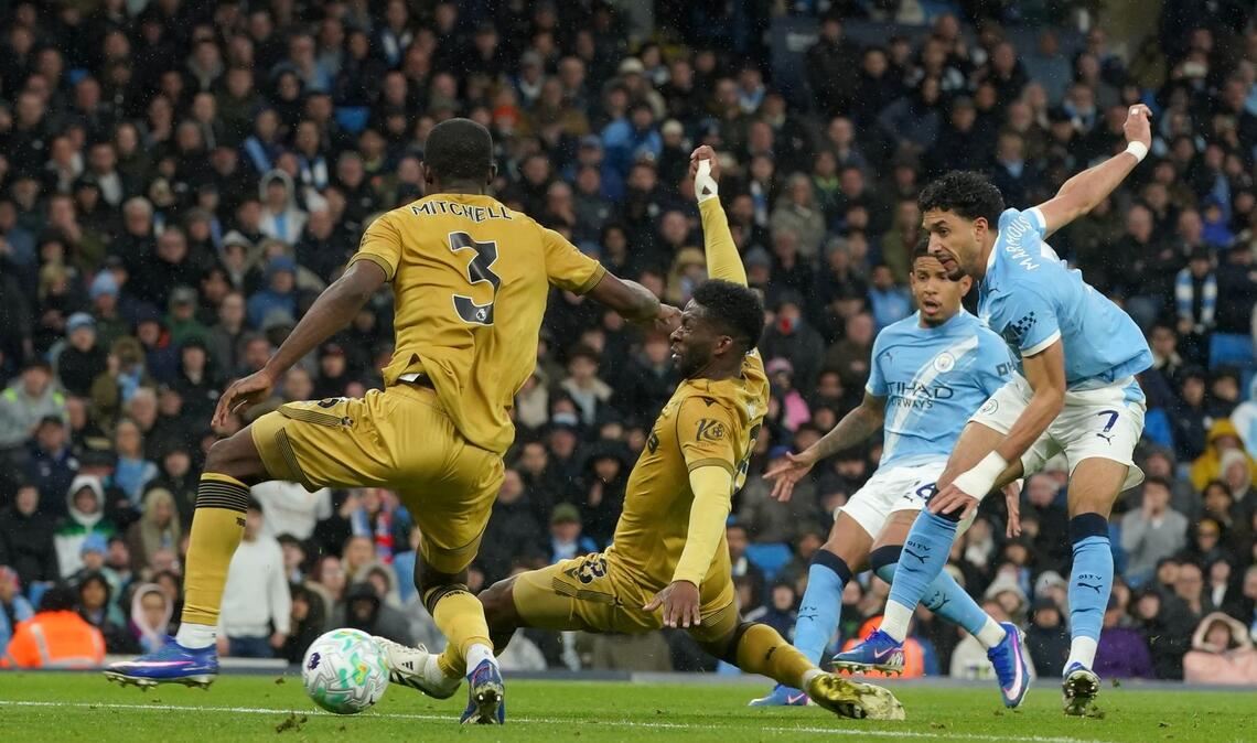 Omar Marmoush (r) von Manchester City erzielt das 2:0.