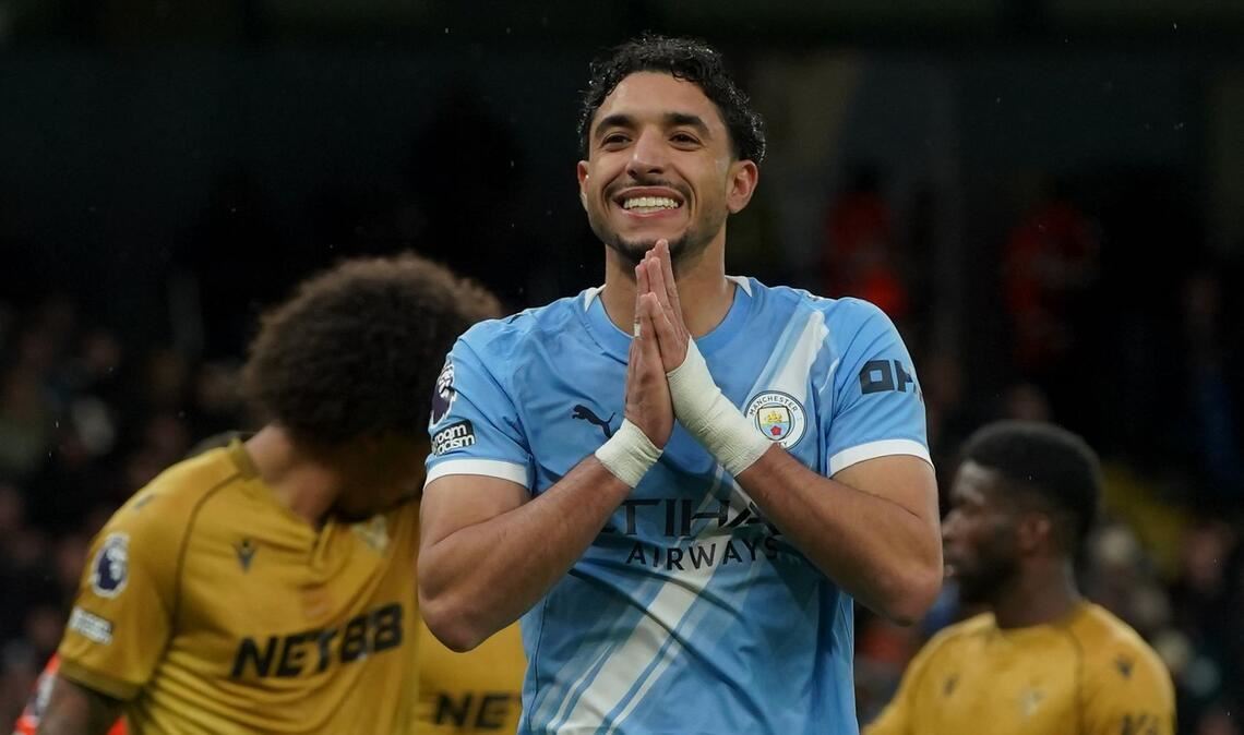 Omar Marmoush (r) von Manchester City freute sich über drei Punkte.
