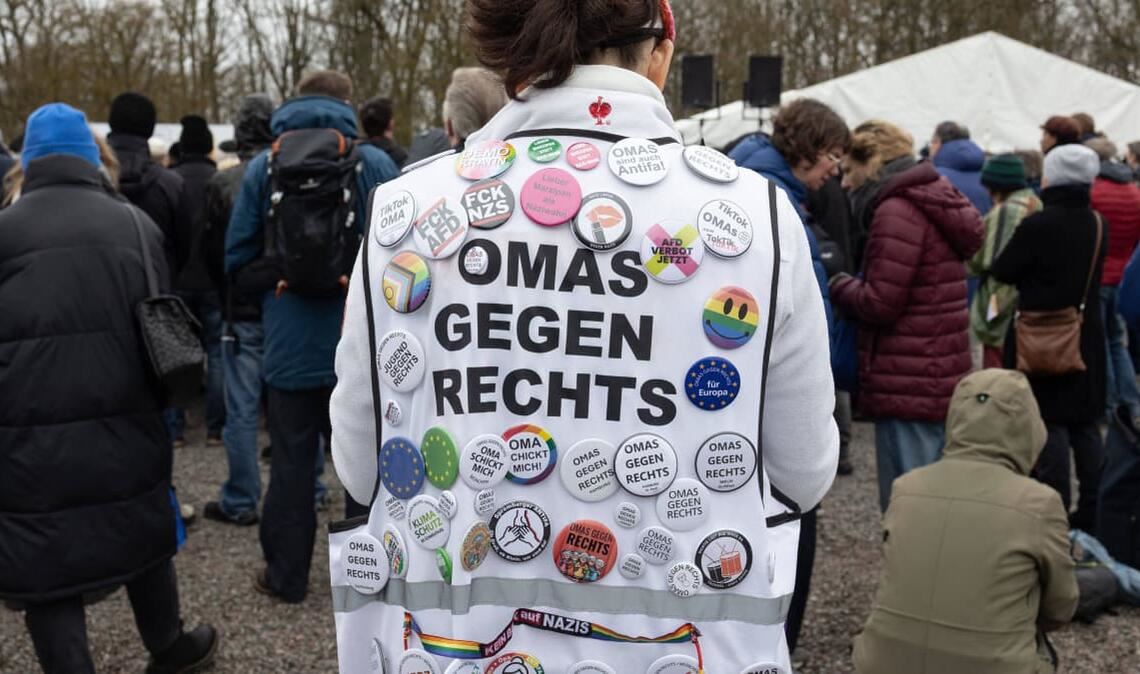 „Omas gegen Rechts" demonstrieren am 12. April 2026 in Weimar gegen die AfD.