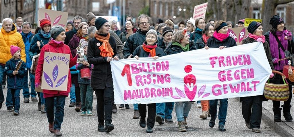 „One Billion Rising“: Nach Veranstaltungen in den vergangenen zwei Jahren in Niefern-Öschelbronn und Ispringen marschieren die Protestierenden am Freitag durch Maulbronn. Fotos: Fotomoment