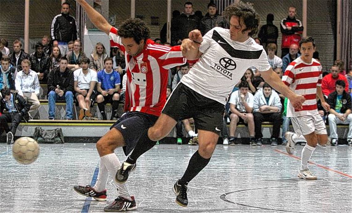 „One Touch“ (rot-weiße Trikots) setzt sich in der Zwischenrunde mit den „Young Boys 92“ auseinander. Foto: Eigner