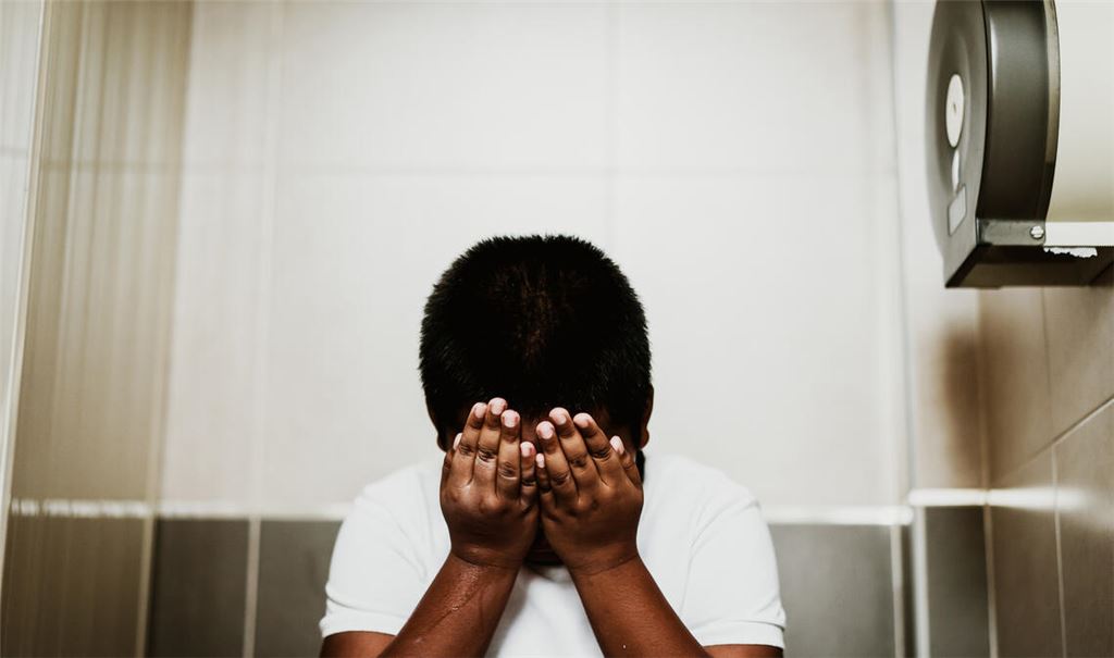 Opfer von Diskriminierung verzweifeln an ihrer Situation. Foto: Adobe-Stock/MIA Studio