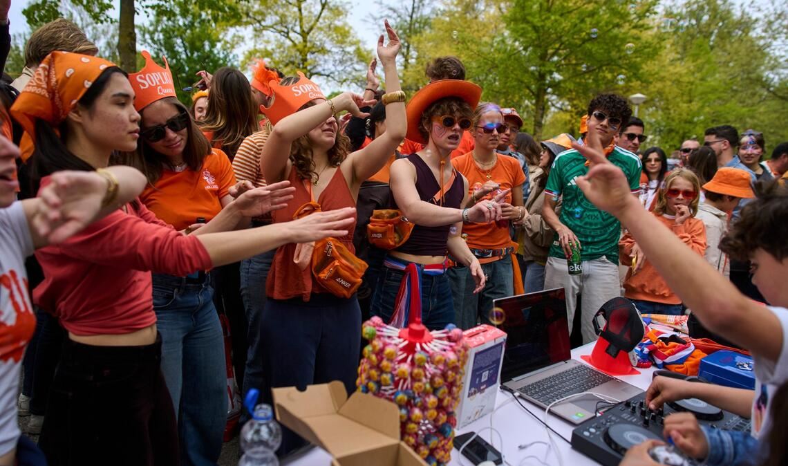 Orange gekleidete Feiernde tanzen zur Musik eines jungen DJs, während sie am Königstag den 59. Geburtstag des niederländischen Königs Willem-Alexander feiern.