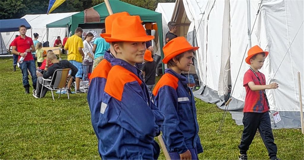 Orangefarbene Hüte erhalten die Teilnehmer als Erkennungsmerkmal.