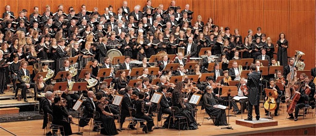 Orchester, Chöre und Solisten sorgen im Kongresszentrum für eine eindrucksvolle Aufführung eines großen Werks bekenntnishafter Musik aus dem 20.Jahrhundert. Foto: Ehemann