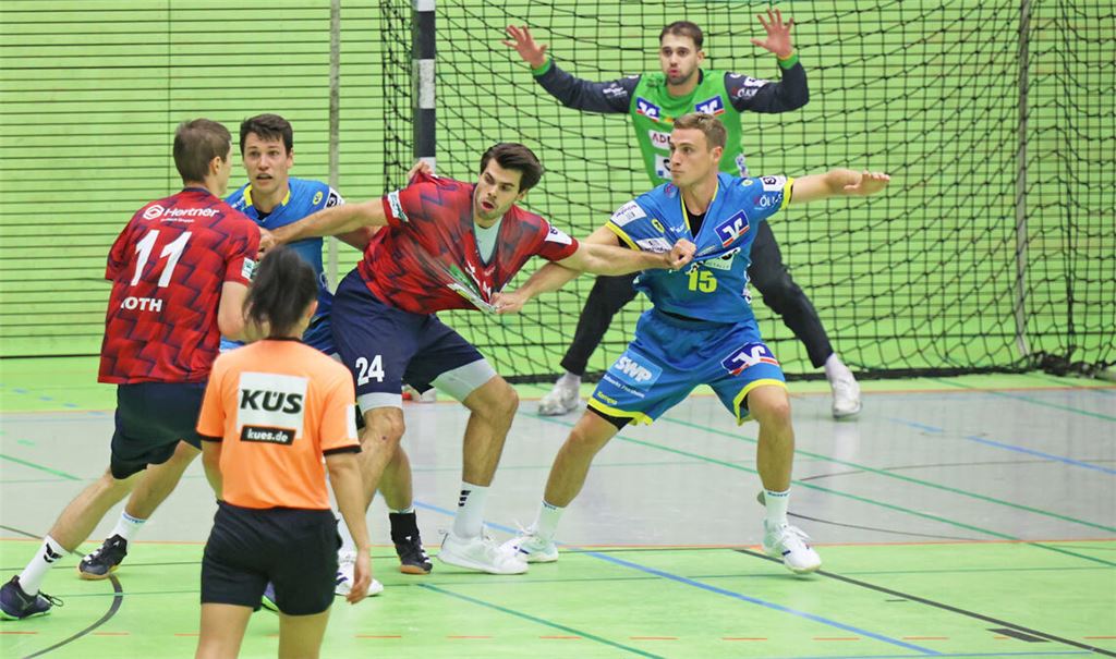 Ordentlich Zug drin: Im Duell SG Pforzheim-Eutingen gegen Horkheim (rote Trikots) geht es heiß her. Fotos: Jürgen Müller