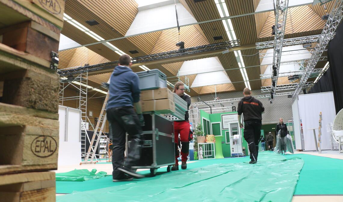 Ordentlich was los ist schon am Tag vor dem Start der Messe beim Aufbau der Stände in der Enztal-Sporthalle und im Außenbereich. Fotos: Disselhoff