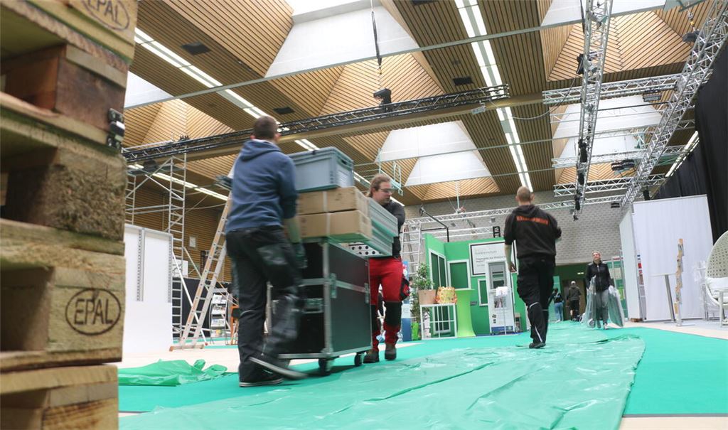 Ordentlich was los ist schon am Tag vor dem Start der Messe beim Aufbau der Stände in der Enztal-Sporthalle und im Außenbereich. Fotos: Disselhoff