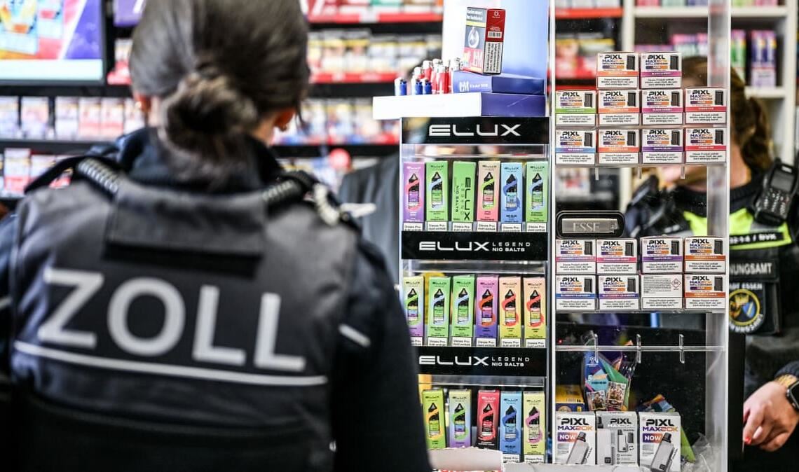 Ordnungsamt und Zoll durchsuchen am 14. Oktober 2026 bei einer Razzia verschiedene Kioske im Stadtgebiet von Essen in NRW.