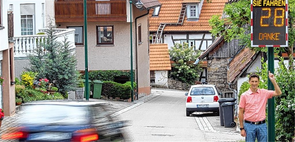 Ordnungsamtsleiter Ulrich Saur stellt die neue Tafel vor, die derzeit in der Mühlhäuser Steige in Großglattbach hängt: Sie bedankt sich beim Autofahrer für angemessene Geschwindigkeiten.