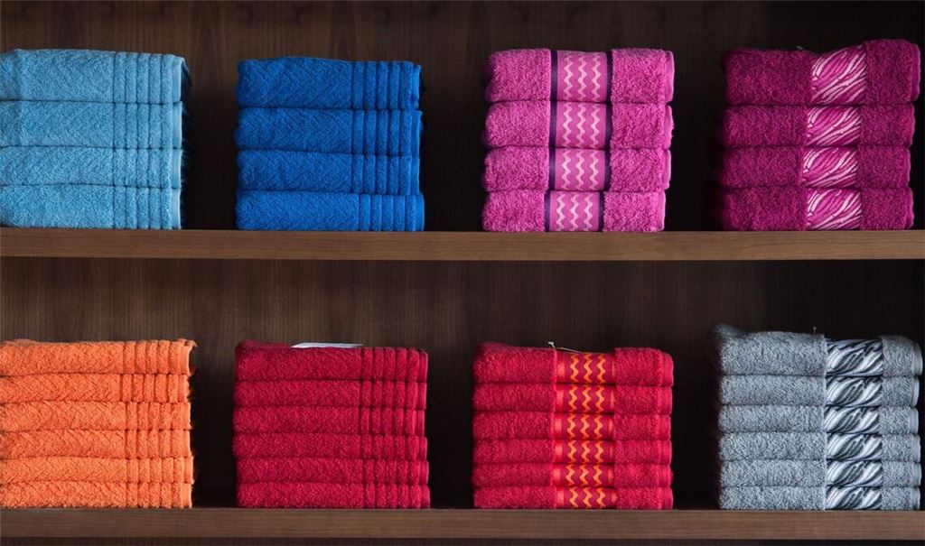 Ordnungszwänge drehen sich oft um Symmetrie und Perfektion: Betroffene verspüren enorme innere Anspannung oder befürchten sogar ein Unglück, sollten etwa Handtücher nicht perfekt gefaltet sein.