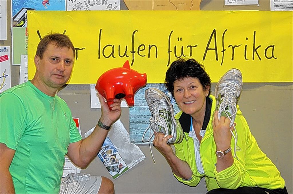 Organisator Bruno Böhler und Lehrerin Cornelia Horn sind motiviert für den Spendenlauf. 