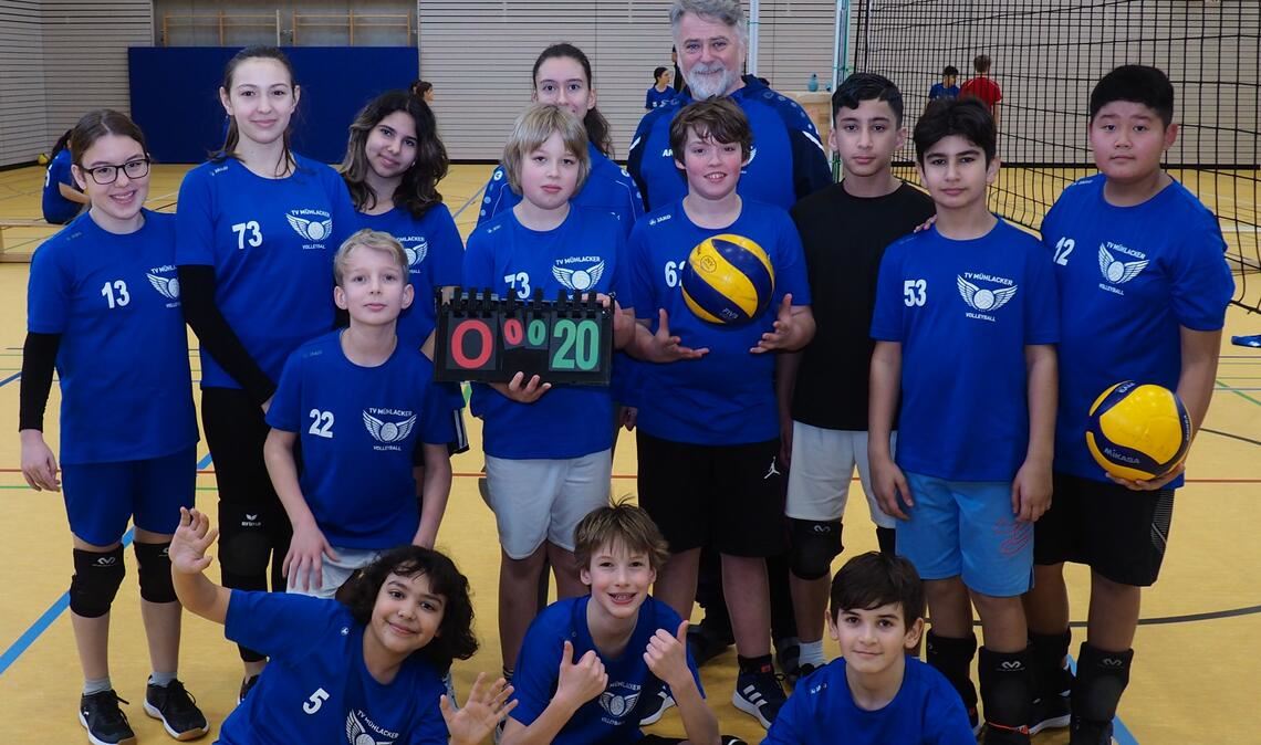 Organisator Jürgen Schmidt (hinten) freut sich mit den Kindern und Jugendlichen über ein tolles Volleyballturnier. Fotos: Müller