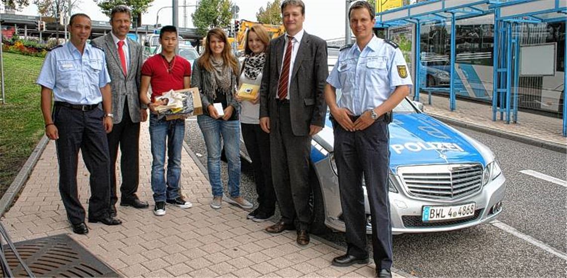 Organisator Polizeihauptkommissar Thomas Hoffmann, Stellvertretender Leiter der Polizeidirektion Pforzheim Kriminaloberrat Stefan Hammer, die Preisträger Stefan Nguyen, Lena Riede und Katharina Bickel-Halbig, Armin Groß von der Unfallkasse Baden-Württemberg und Organisator Polizeihauptkommissar Andreas Stäble (v. li.).