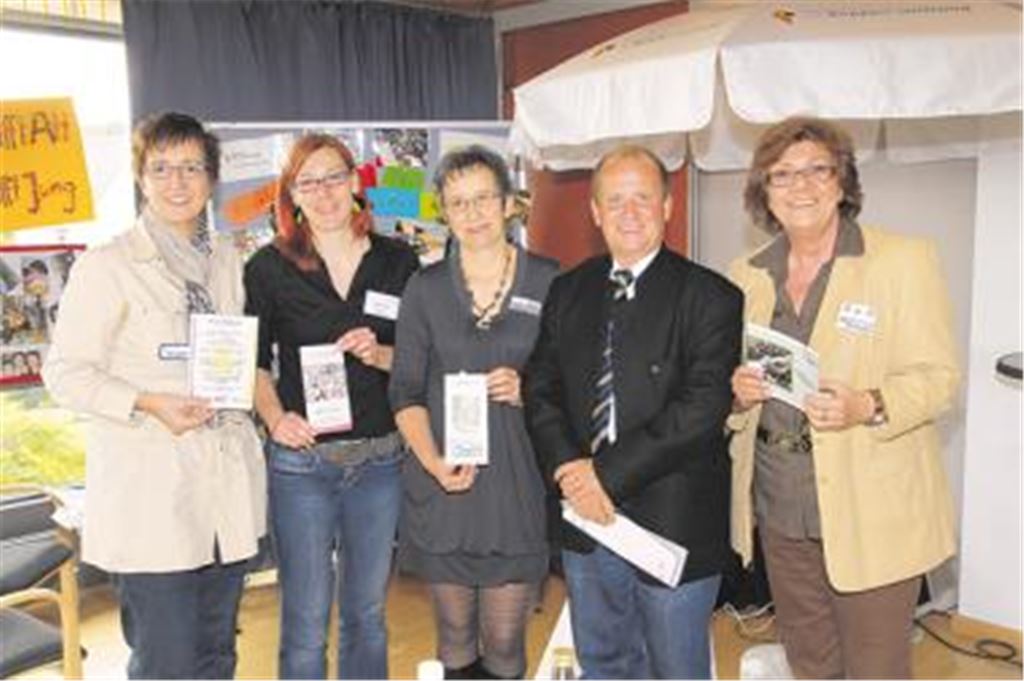 Organisatoren, Teilnehmer und Gäste des Aktionstages (v. li.): Alexandra Rapp (Mehrgenerationenhaus), Anne Pulinsky (Miteinander leben), Marion Aichele (DRK-Seniorenzentrum), Bürgermeister Winfried Abicht und Ursula Schaier (Bürgerstiftung Mühlacker). Foto: Franz