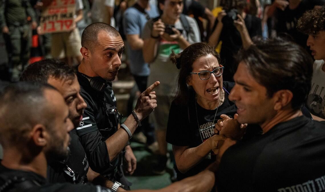 Israels Armee: Evakuierung der Stadt Gaza "unvermeidlich" Organisatoren der Proteste in Israel werfen Ministerpräsident Netanjahu vor, den Krieg aus politischen Gründen zu verlängern.