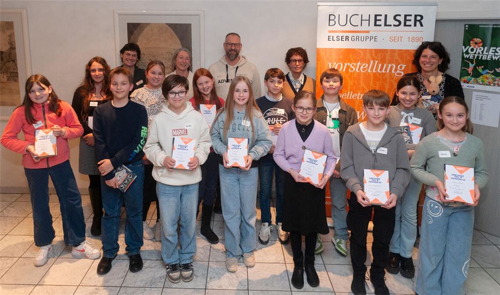 Organisatorin Carolin Britsch von Buch-Elser (hintere Reihe v.re.) und die Jurymitglieder Birgit Meier, Steffen Roller und Claudia Heiler sowie Angelika Wetzel freuen sich mit Siegerin Theresa Becht (v.li.) und allen weiteren Vorleserinnen und Vorlesern. Dies sind Lea Greco, Laurens Kneiding, Joulin Grabowski, Elias Finkbeiner, Charlotte Mittelstädt, Lucy Bolte, Noah Beck, Fiola Merkel, Romeo Caffarelli, Lenn Scheuermann, Sophie Karger und Tabea Deckert. Fotos: Fotomoment