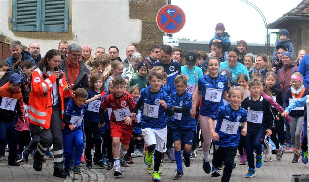 Organisatorin Chiara Zipperle (DRK) darf sich freuen: Viele gehen beim Lauf an den Start, bei dem sich jeder Meter in barer Münze für den guten Zweck bezahlt macht. Foto: Stahlfeld