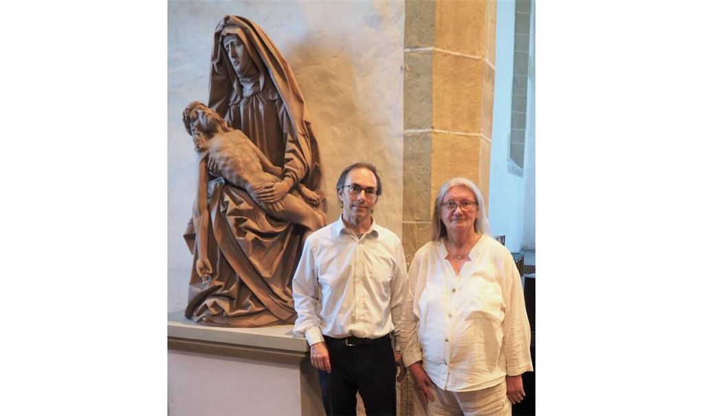 Organisatorin Luise Lüttmann vom Schwäbischen Heimatbund und Dr. Andreas Butz neben der Pietà-Replik. Foto: Müller