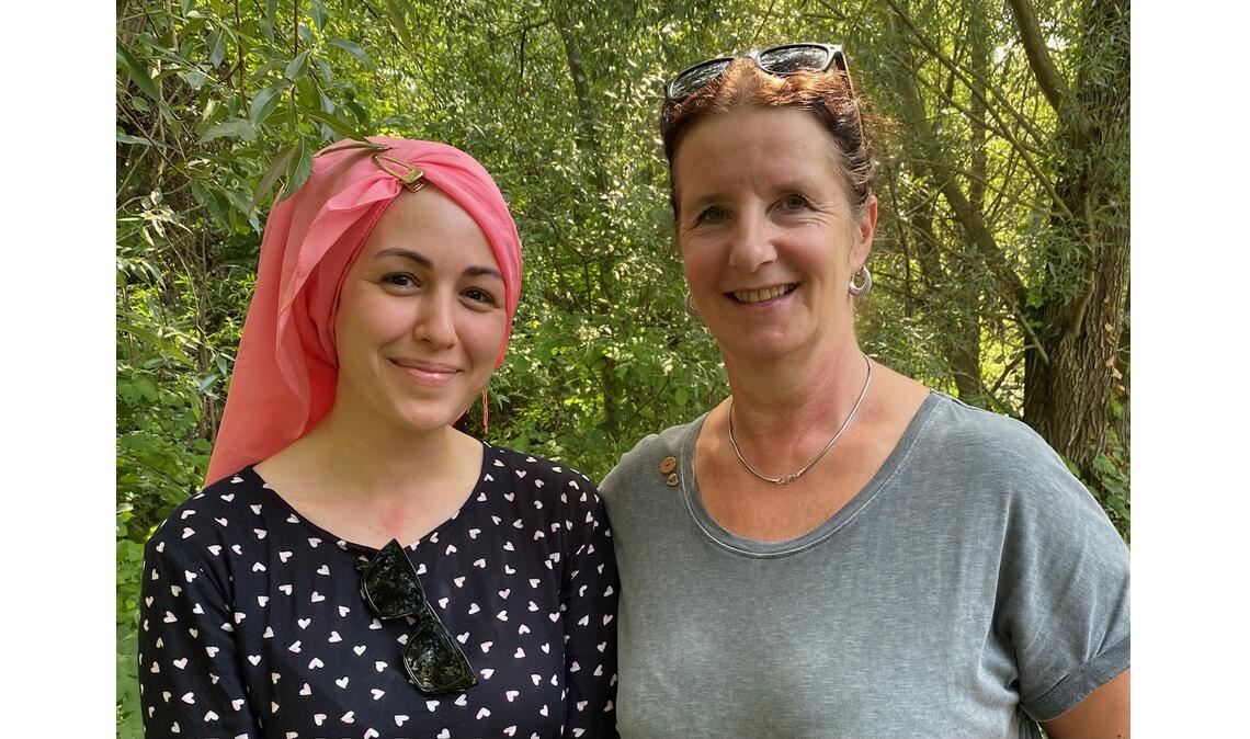 Jugendliche und Senioren werden gemeinsam kreativ Organisieren das gemeinsame Kunstprojekt von Jugendlichen und Senioren: Kübra Kücük vom Jugendtreff Enzberg (li.) und Susanne Höhlein-Stokowski vom Beratungszentrum „Consilio“. Foto: Enzkreis