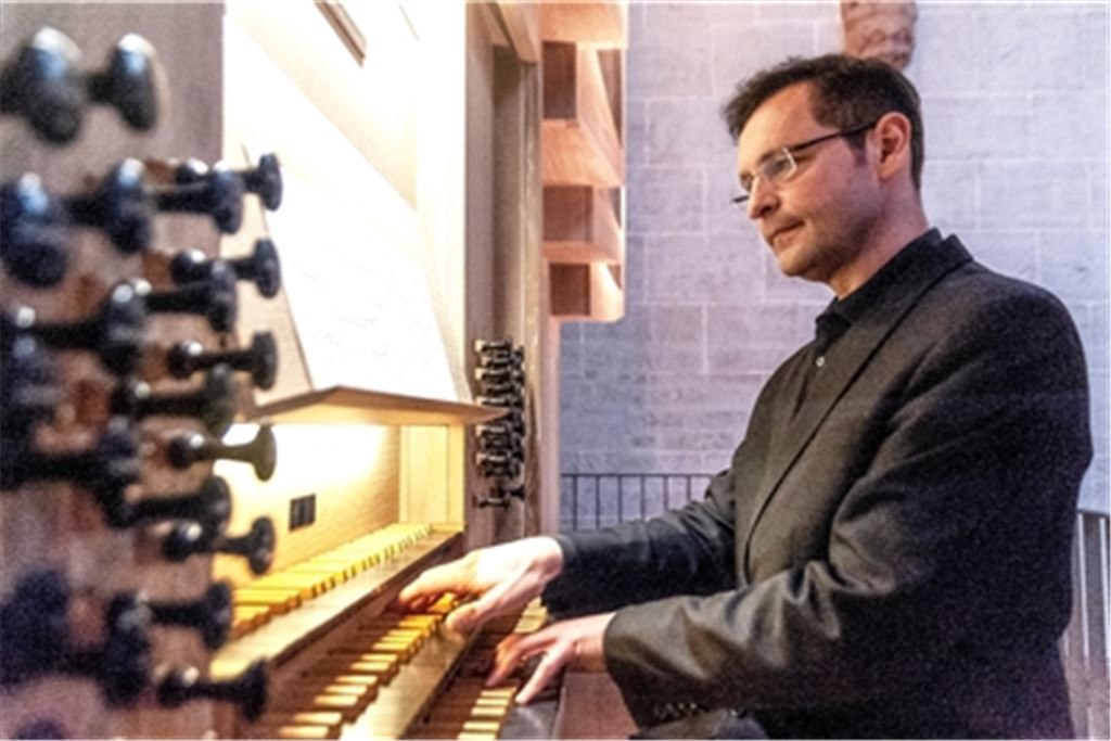 Organist Thorsten Hülsemann begeistert sein Publikum mit virtuosem Spiel und einem vielfältigen Programm . Foto: Fotomoment