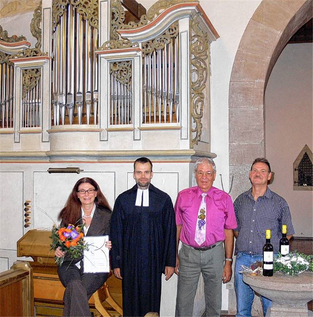 Orgelfreunde: Sabine Velte (li.) wird von Pfarrer Jan Funke (2. v. li.) für über 25-jährige Organistentätigkeit ausgezeichnet. Herbert Gläßgen und Werner Häußermann (v. re.) bekamen für ihre Hilfe bei der Orgelrenovierung Wein und gebackene Orgelpfeifen von Organistin Sabine Velte. Foto: Garhöfer