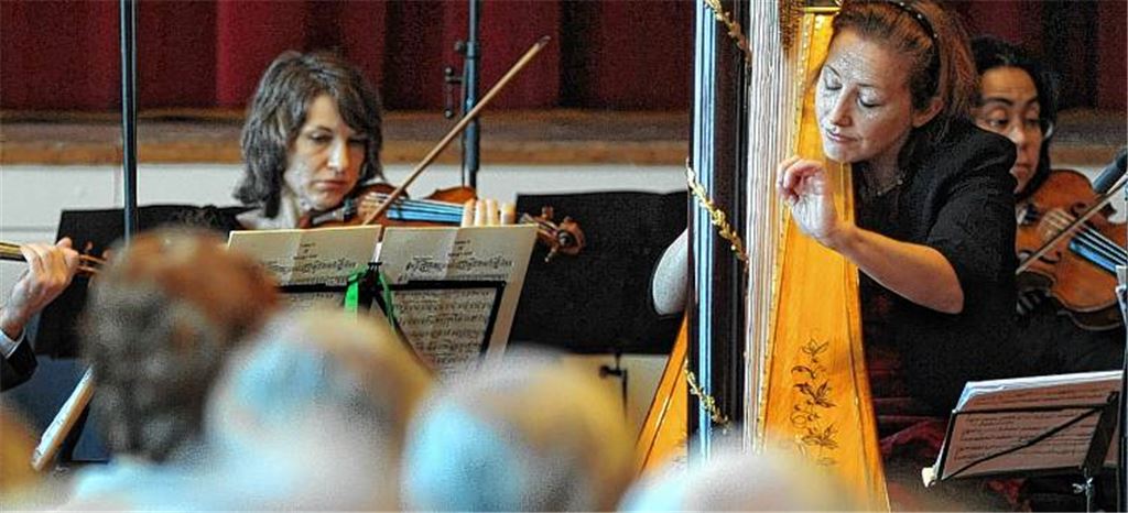 Orient – Okzident: Mit einem nicht alltäglichen Programm überrascht das Neujahrskonzert im Uhlandbau die Besucher. Im Mittelpunkt: Anne-Sophie Bertrand an der Harfe. 