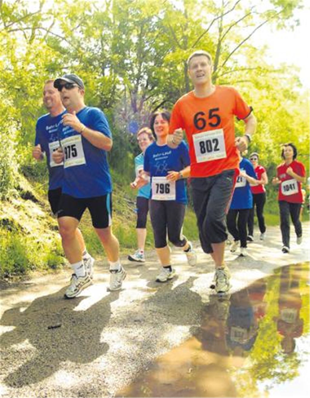 Orientierung in Orange: Trainer Olaf Kaps (Nr. 802) führt beim Behr-Lauf ein Grüppchen an, das sich 65 Minuten für zehn Kilometer vorgenommen hat.
Archivfoto: Fotomoment