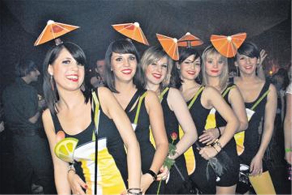 Originelle Idee: Bei der Faschingsparty in Zaisersweiher tummeln sich unter anderem menschliche Cocktails auf der Tanzfläche. Fotos: Stahlfeld