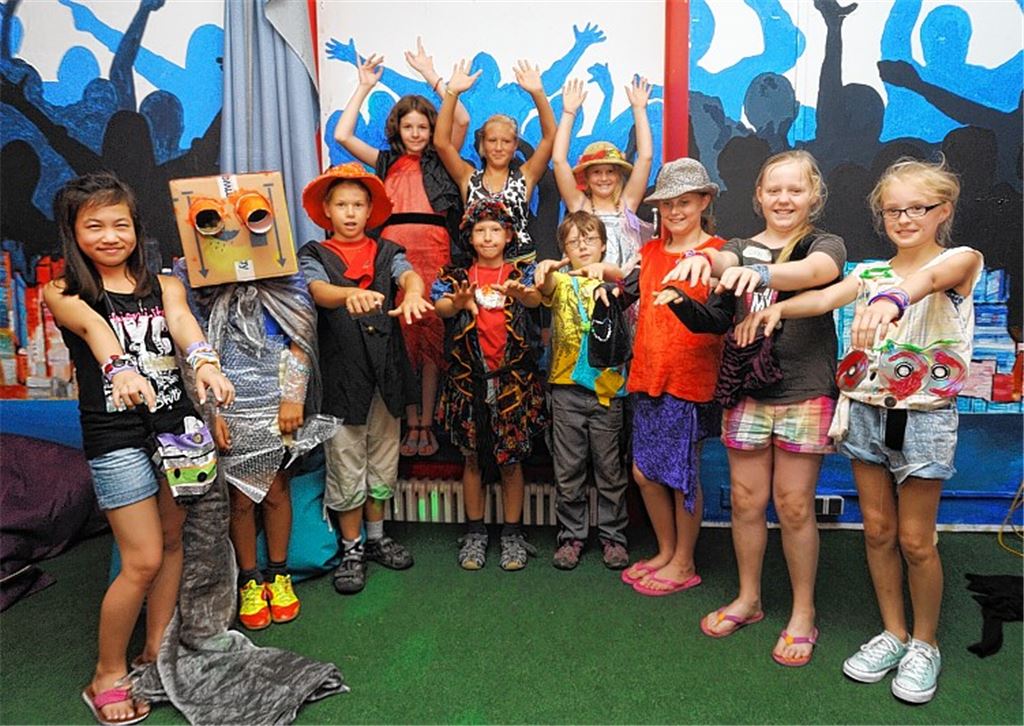 Originelle Kleidungskreationen aus Recycling-Materialien haben die Kinder im Jugendhaus ProZwo beim Mühlacker Ferienfestival gefertigt und vorgestellt. Foto: Fotomoment