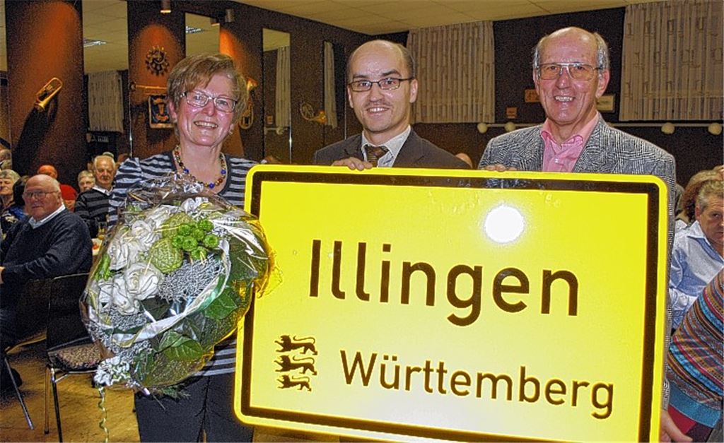 Origineller Dank von der Gemeinde: Albrecht Straub (re.) und Ehefrau Gerdi freuen sich über das Ortsschild von Harald Eiberger. Foto: Stahlfeld